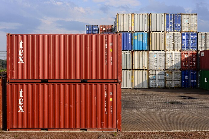 Ảnh chụp các thùng container tại bến container Insjön, Thụy Điển, năm 2018.