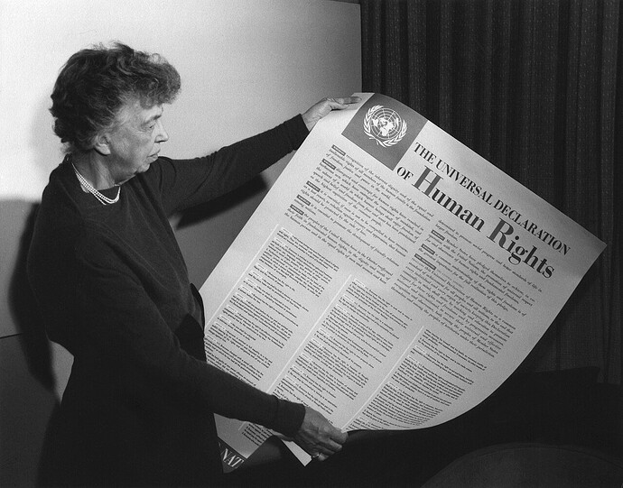 Eleanor Roosevelt cầm Tuyên ngôn Nhân quyền, Lake Success, New York, tháng 11 năm 1949
