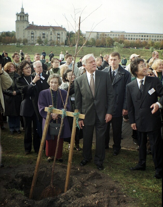 Yukiko Sugihara và Valdas Adamkus trong ảnh chụp tại Vilnius năm 2001.