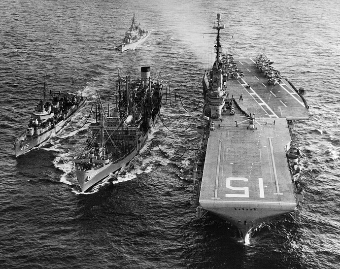 Tàu sân bay USS Randolph trong ảnh chụp tiếp nhiên liệu trên biển, khoảng năm 1960.