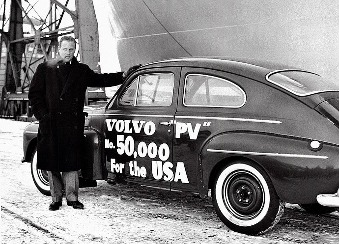 Gunnar Engellau bên chiếc xe Volvo PV 544, ảnh chụp trong khoảng năm 1958–1965.