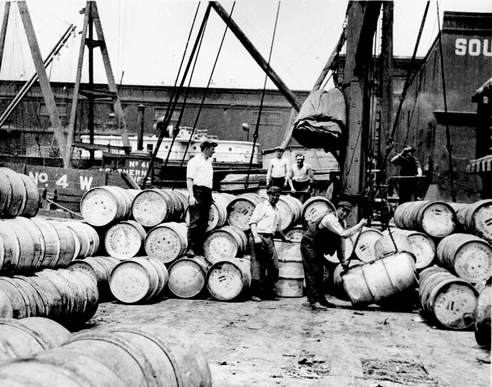 Ảnh chụp công nhân bốc dỡ các thùng hàng lên sà lan tại bến cảng New York, khoảng năm 1912.