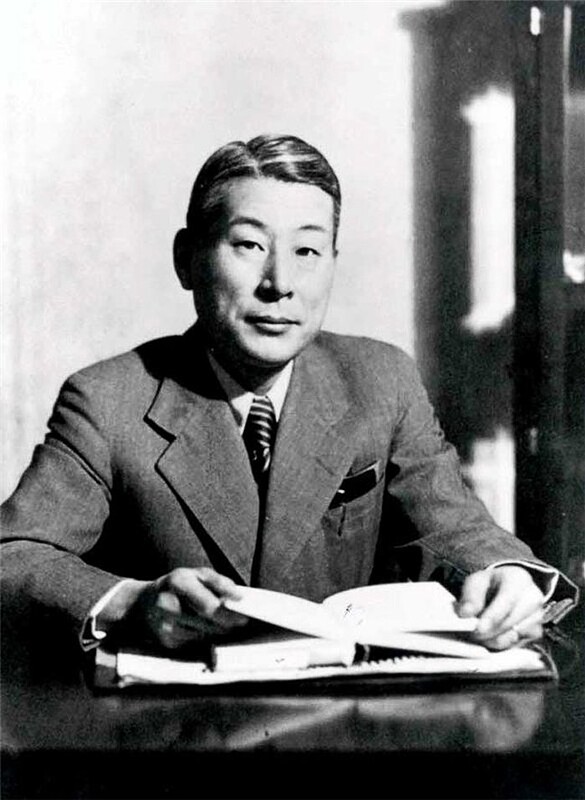 Chiune Sugihara trong ảnh chân dung đen trắng.