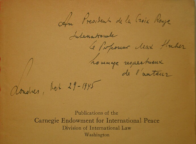 Lời đề tặng viết tay của Raphael Lemkin gửi Max Huber trong cuốn sách Axis Rule in Occupied Europe, Luân Đôn, năm 1945.