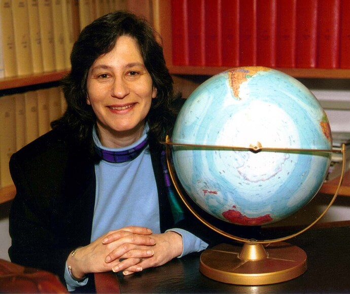 Susan Solomon bên quả địa cầu, ảnh chụp năm 2004.